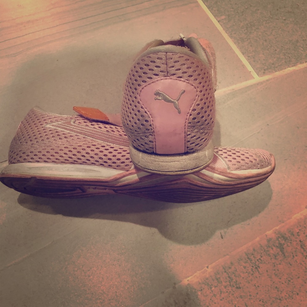 No lace sneakers